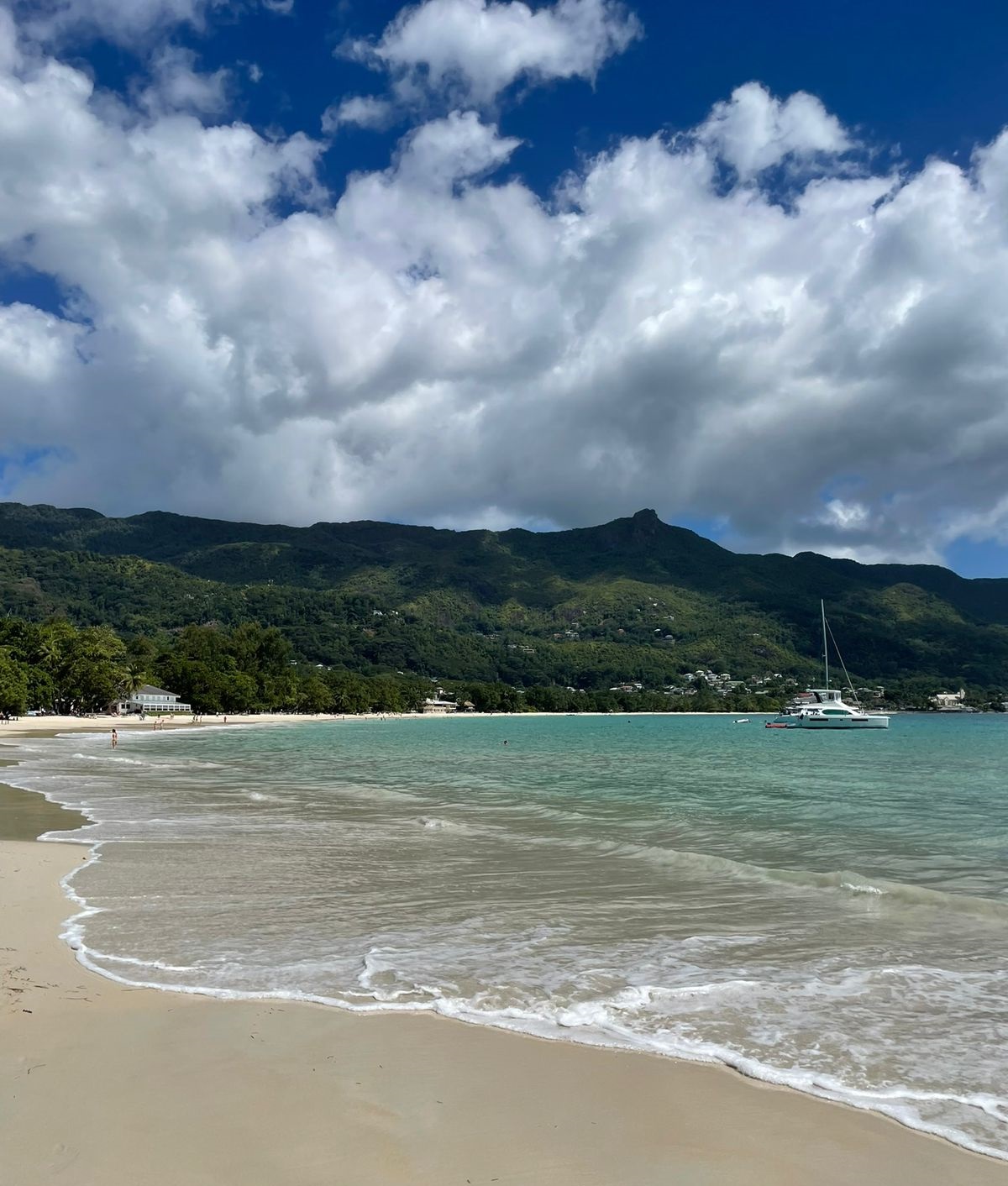 Strand Beau Vallon, Mahé – Atmosphäre in der Juli–August-Saison